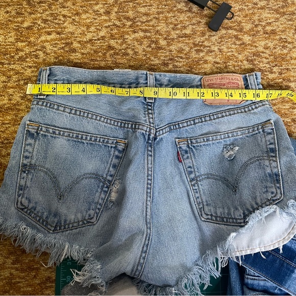 LEVIS cut off denim shorts - Picture 6 of 8